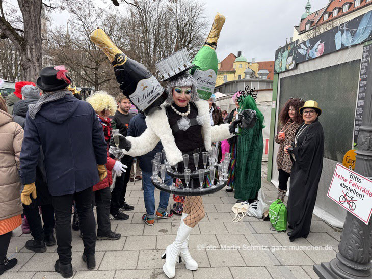 Zuschauer beim Tanz der Marktweiber auf dem Viktualienmarkt 17.02.2026 (&copy;Foto. Martin Schmitz)